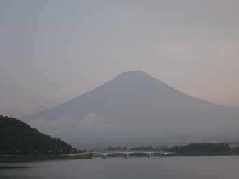 ブログ 河口湖畔の富士３.JPG